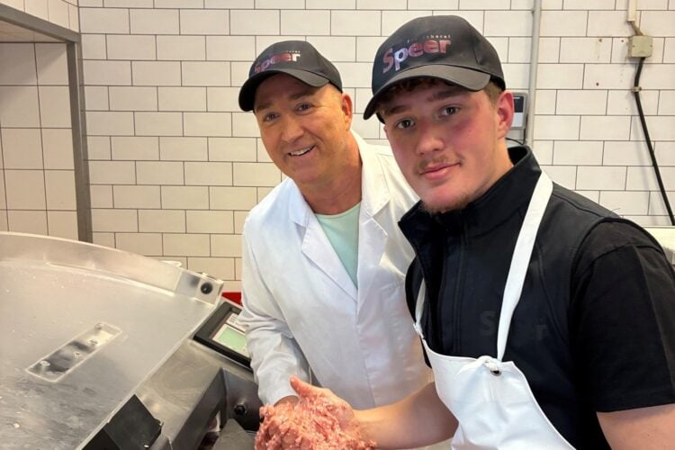 Eddie Speer und sein Vater Lars stehen an der Maschine in der Fleischerei Speer in Cottbus