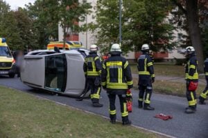 Auto kippt bei Unfall in Königs Wusterhausen auf die Seite