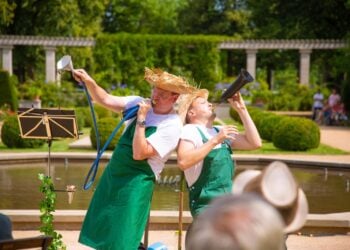 Besucher beim Rosengartensonntag im Ostdeutschen Rosengarten