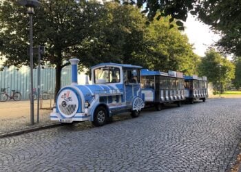 Das Fahrgastschiff Seeschlange legt ab