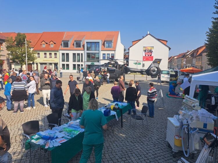 Besucher üben an einer Puppe die Herzdruckmassage
