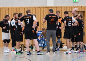 Volleyballer des SV Prieros beraten sich in einer Auszeit