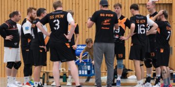 Volleyballer des SV Prieros beraten sich in einer Auszeit