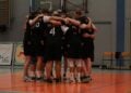 Volleyballer des SV Prieros im Mannschaftskreis vor dem Spiel