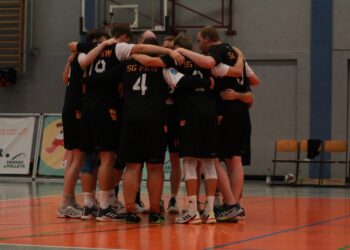 Volleyballer des SV Prieros im Mannschaftskreis vor dem Spiel