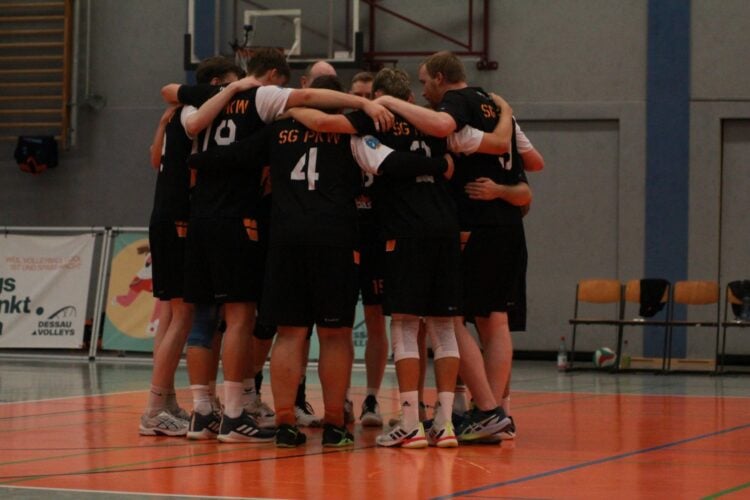 Volleyballer des SV Prieros im Mannschaftskreis vor dem Spiel