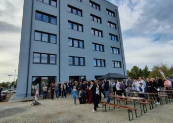 Neues sechsgeschossiges Bürohaus der BERATA in Cottbus mit Gästen davor
