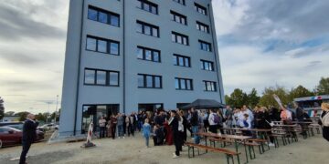 Neues sechsgeschossiges Bürohaus der BERATA in Cottbus mit Gästen davor