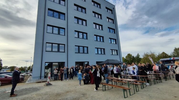 Neues sechsgeschossiges Bürohaus der BERATA in Cottbus mit Gästen davor