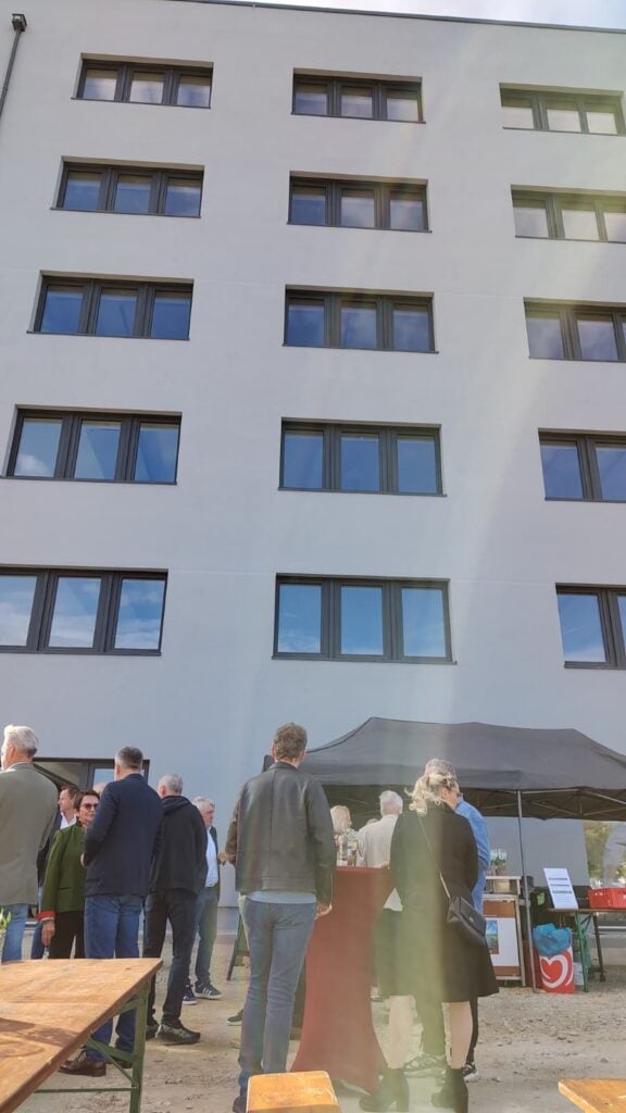 Gäste vor dem neuen Bürohaus in Groß Gaglow