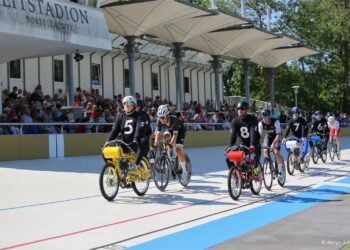 Schrittmacher auf Motorrädern mit Radsportlern im Windschatten auf der Bahn