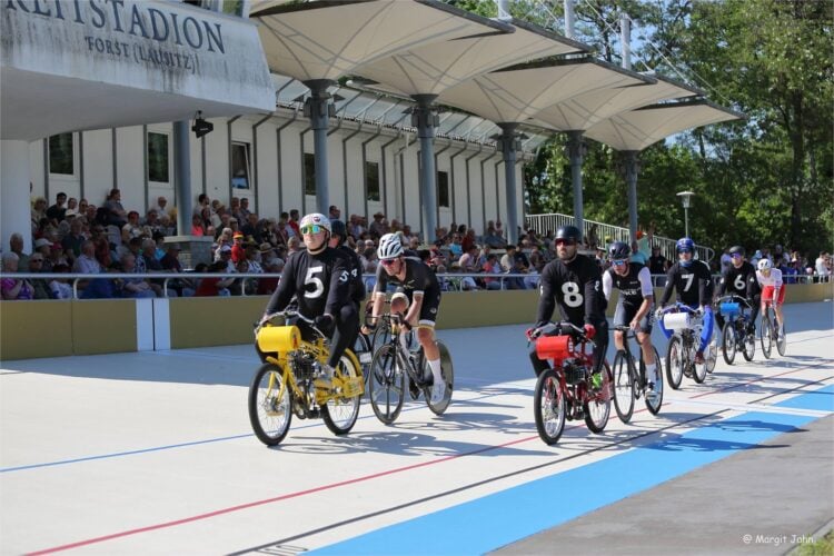Schrittmacher auf Motorrädern mit Radsportlern im Windschatten auf der Bahn