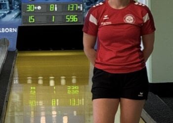 Vivian Dauer vom ESV Lok Elsterwerda neben der Ergebnisanzeige