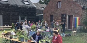 Tische voller Setzlinge und Stauden beim Pflanzentausch an der Sielower Mühle