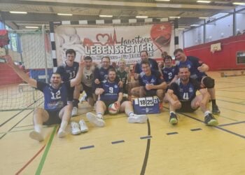 Volleyballer des Cottbuser Volleyballvereins feiern in der Halle