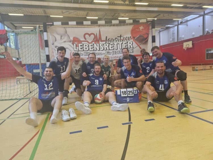 Volleyballer des Cottbuser Volleyballvereins feiern in der Halle