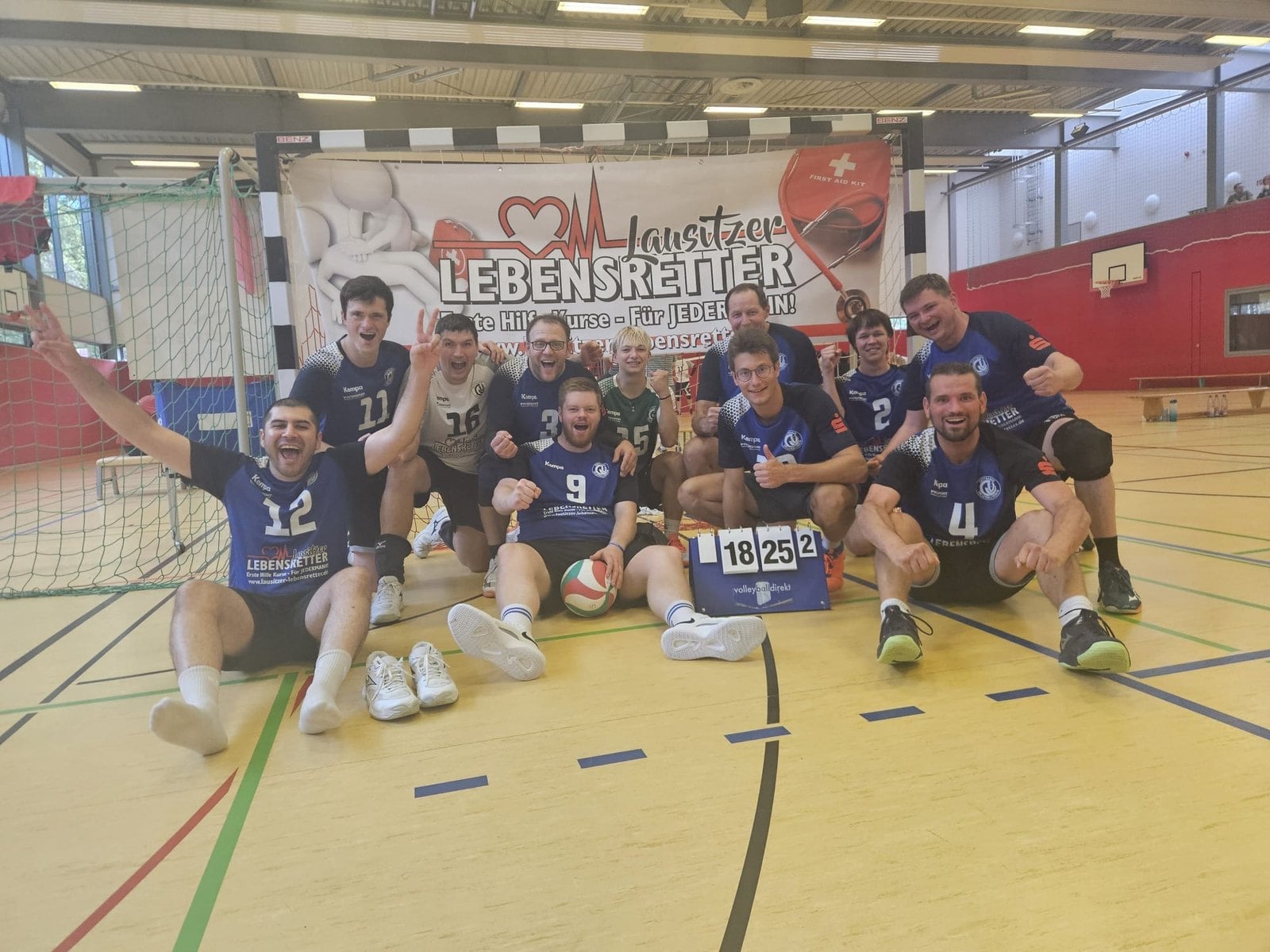 Die Herren 3 des Cottbuser Volleyballvereins nach dem Sieg