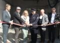 Symbolisches Aufkoppeln eines Schlauches am neuen Feuerwehrgerätehaus in Fehrow