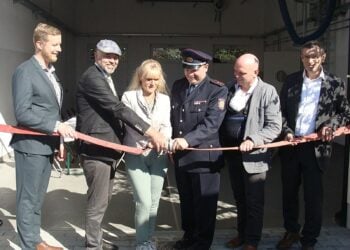 Symbolisches Aufkoppeln eines Schlauches am neuen Feuerwehrgerätehaus in Fehrow