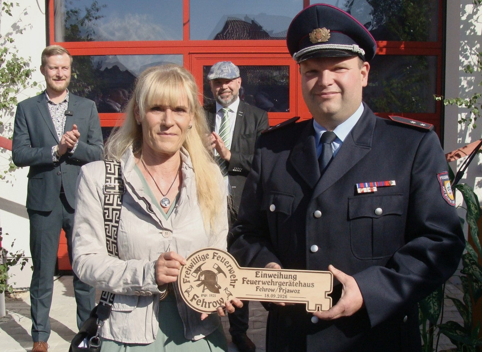 Schlüsselübergabe am Feuerwehrgerätehaus Fehrow