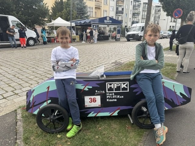 Maximilian Nahrendorf und Max Noatzke mit ihrer Seifenkiste