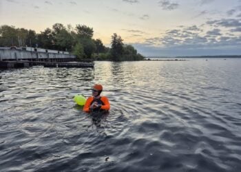 Pavla Petrová startet zum Fünf-Seen-Schwimmen am Stadthafen Senftenberg