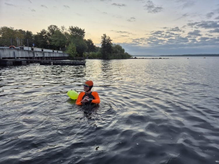 Pavla Petrová startet zum Fünf-Seen-Schwimmen am Stadthafen Senftenberg
