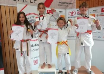 Vier Judoka des KSC ASAHI Spremberg mit ihren Medaillen