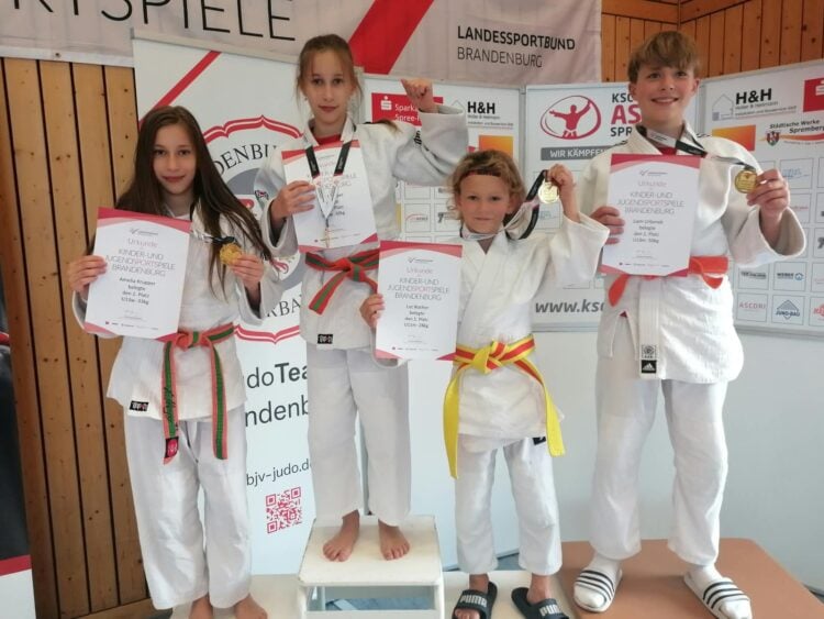 Vier Judoka des KSC ASAHI Spremberg mit ihren Medaillen