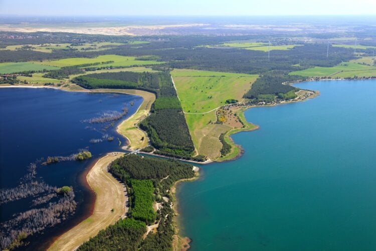 Luftbild der Landzunge zwischen Sedlitzer und Partwitzer See im Lausitzer Seenland