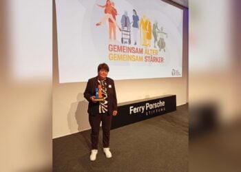 Zooschulpädagogin mit der Auszeichnung der Ferry Porsche Challenge