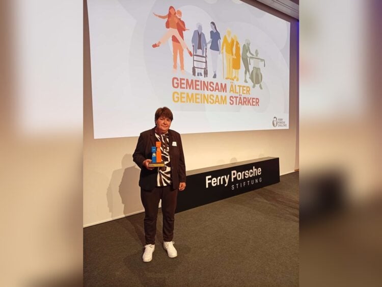 Zooschulpädagogin mit der Auszeichnung der Ferry Porsche Challenge