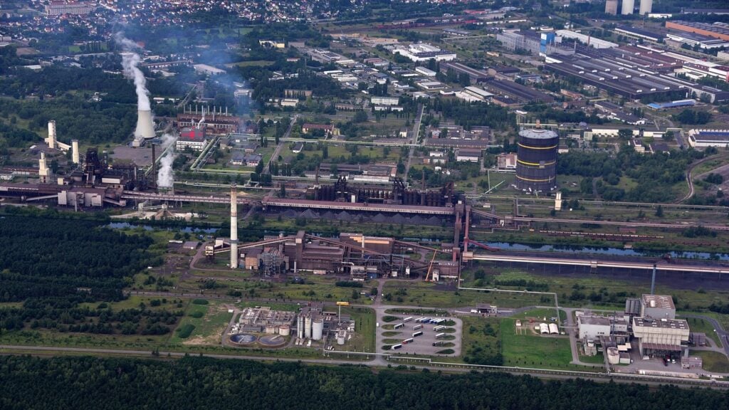 Luftaufnahme des Stahlwerks von ArcelorMittal in Eisenhüttenstadt