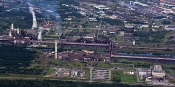 Luftaufnahme des Stahlwerks von ArcelorMittal in Eisenhüttenstadt