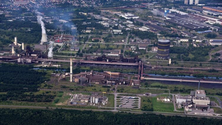 Luftaufnahme des Stahlwerks von ArcelorMittal in Eisenhüttenstadt