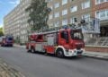 Feuerwehrfahrzeuge mit Drehleiter vor einem Plattenbau in Cottbus-Sandow