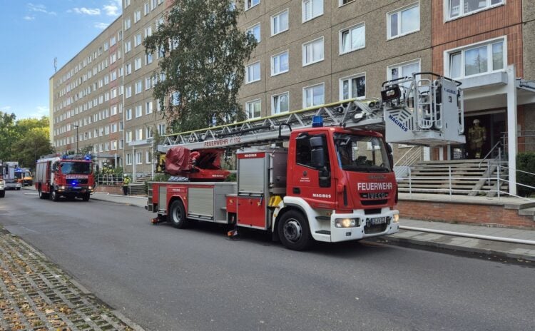 Feuerwehrfahrzeuge mit Drehleiter vor einem Plattenbau in Cottbus-Sandow