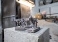 Drei Wolf-Skulpturen des Krimipreises Niederlausitzer Wolf stehen auf einem Sockel in der Werkstatt
