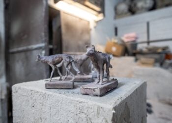 Drei Wolf-Skulpturen des Krimipreises Niederlausitzer Wolf stehen auf einem Sockel in der Werkstatt