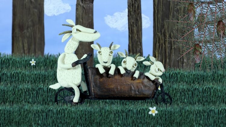Knetfiguren einer Ziegenfamilie auf einem Lastenrad aus dem Film im Spatzenkino