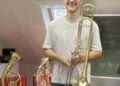 Der Posaunist Tom Niclas Richter mit seinem Instrument