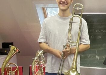 Der Posaunist Tom Niclas Richter mit seinem Instrument