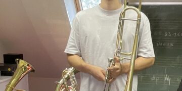 Der Posaunist Tom Niclas Richter mit seinem Instrument