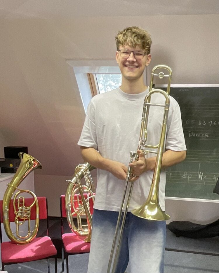 Der Posaunist Tom Niclas Richter mit seinem Instrument