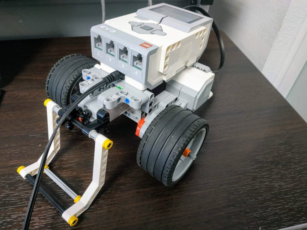 Programmierbarer Lernroboter mit Rädern auf einem Tisch
