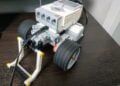 Programmierbarer Lernroboter mit Rädern auf einem Tisch