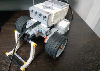 Programmierbarer Lernroboter mit Rädern auf einem Tisch