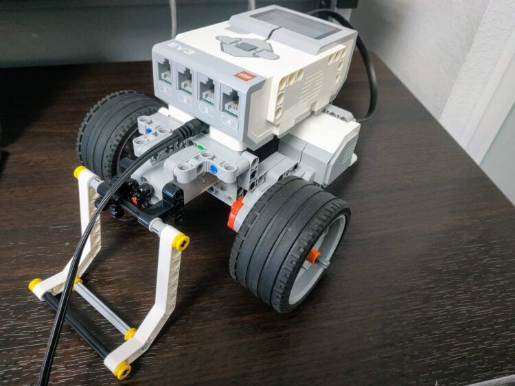 Programmierbarer Lernroboter mit Rädern auf einem Tisch