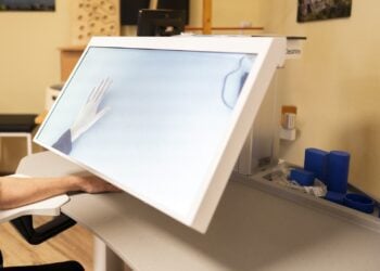 Bildschirm eines Therapiegeräts zeigt eine gespiegelte Hand