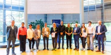 Preisträger der Stiftung Lausitzer Braunkohle mit Urkunden im Barbarasaal der LEAG-Zentrale